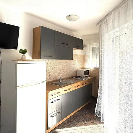 Apartman With Parking Space - 23221 *