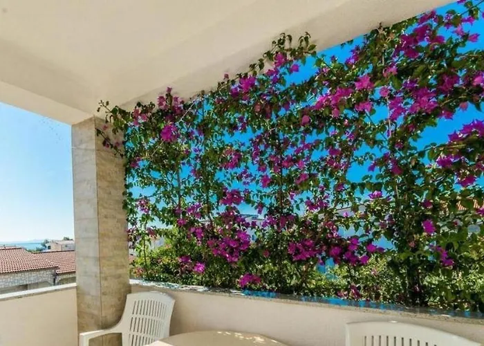 With Parking Space - 23221 Lejlighed Vir