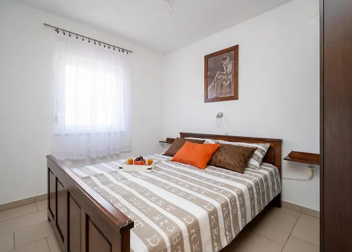 Lejlighed With Parking Space - 23221 *