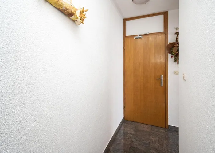 Lejlighed With Parking Space - 23221 *